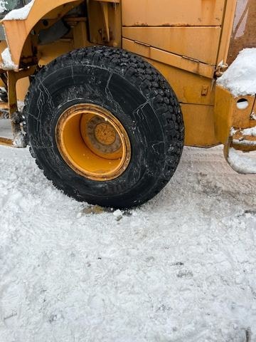 Wheel loader tire service in winter